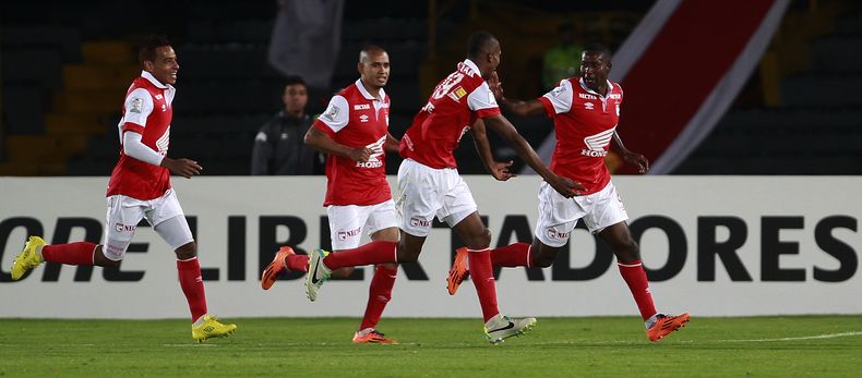 El ecuatoriano Edison M&eacute;ndez (derecha) festeja con sus compa&ntilde;eros del Santa Fe de Colombia, luego de anotar un tanto contra el Nacional de Paraguay, en un encuentro de la Copa Libertadores, el martes 11 de febrero de 2014 (AP Foto/Fernando V