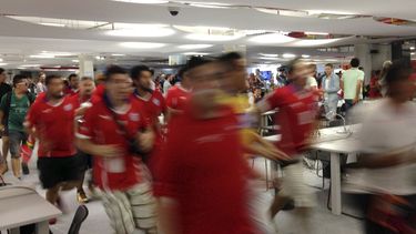 americateve | Un grupo de hinchas chilenos irrumpe en el centro de prensa del estadio Maracan&aacute;, antes del partido del Grupo B mundialista entre la seleccion de su pais y Espa&ntilde;a, el mi&eacute;rcoles 18 de junio de 2014 (AP Foto/Akmal Rajput)
