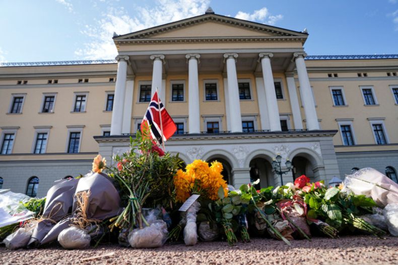 Flores depositadas ante el Slottsplassen luego de que se anunció que el rey de Noruega, Harald V, estaba muy grave, el 27 de agosto de 2026, en Oslo. (Cornelius Poppe /NTB Scanpix via AP)