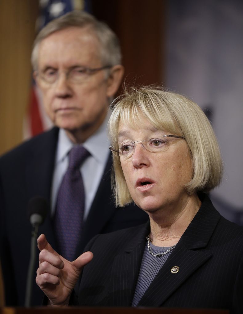 Harry Reid, senador por Nevada y l&iacute;der de la mayor&iacute;a dem&oacute;crata en la c&aacute;mara alta, escucha mientras Patty Murray, senadora dem&oacute;crata por Washington y presidenta de la Comisi&oacute;n de Presupuesto del Senado, a la derech