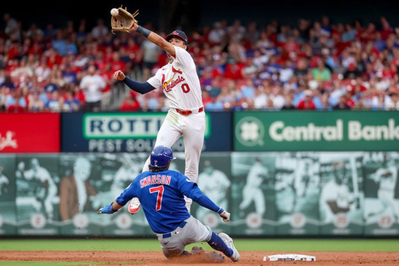 Dansby Swanson (7), de los Cachorros de Chicago, llega a salvo a segunda base mientras Masyn Winn, de los Cardenales de San Luis, brinca para atrapar la pelota durante la tercera entrada del juego de béisbol de Grandes Ligas, el domingo 31 de mayo de 2026, en San Luis. (AP Foto/Scott Kane)