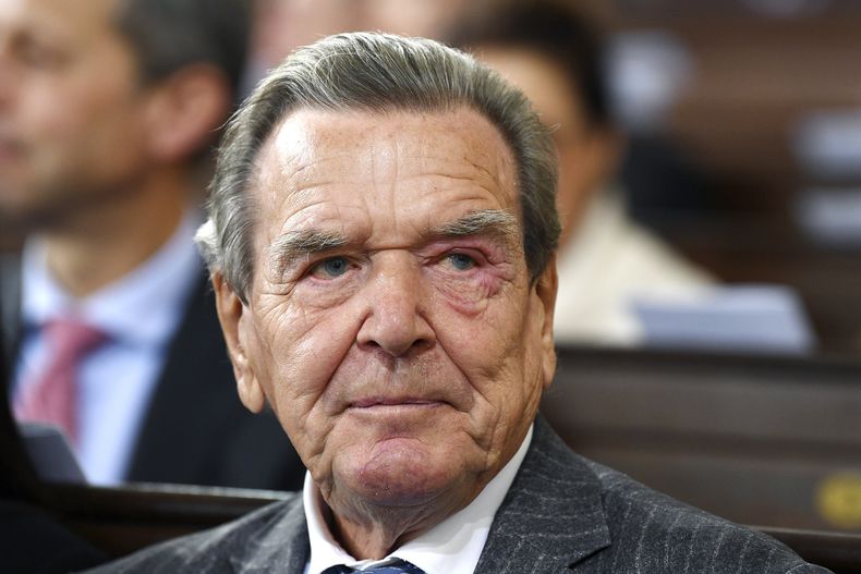 ARCHIVO - El excanciller alemán Gerhard Schröder asiste un servicio ecuménico en memoria de la reunificación de Alemania, en la iglesia de San Miguel en Hamburgo, Alemania, el martes 3 de octubre de 2023. (AP foto/Gregor Fischer, Pool, Archivo)