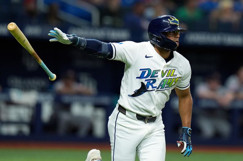 Richie Palacios, de los Rays de Tampa Bay, suelta el bate tras conectar un jonrón de tres carreras ante los Guardianes de Cleveland, el viernes 24 de julio de 2026 (AP Foto/Chris OMeara)