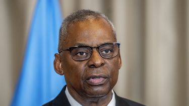 El secretario de Defensa estadounidense Lloyd Austin habla a la prensa en la Base de la Fuerza Aérea Ramstein en Alemania el 19 de marzo de 2024. (Foto AP/Michael Probst)
