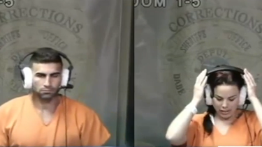 americateve | Los dos sujetos arrestados Vivian en esta residencia de Hialeah. Hasta aquí llegaron las autoridades a realizar una inspección cuando se encontraron decenas de tarjetas de créditos falsas.