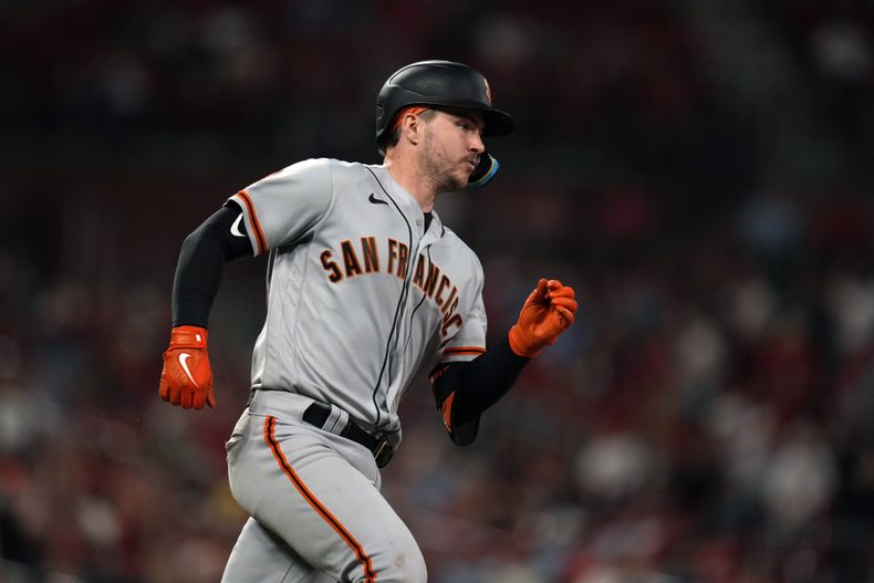 Patrick Bailey, de los Gigantes de San Francisco, recorre las bases luego de conectar un jonrón en el juego del martes 13 de junio de 2023, ante los Cardenales de San Luis (AP Foto/Jeff Roberson)