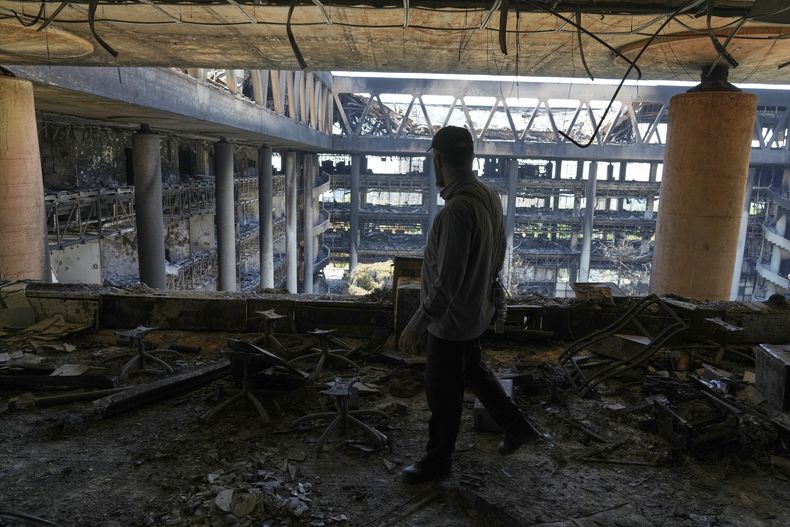 Un hombre camina por el interior de la sede de la Radiodifusión de la República Islámica de Irán, la televisora estatal, que sufrió importantes daños en un ataque, en Teherán, Irán, el 19 de junio de 2025. (AP Foto/Vahid Salemi)
