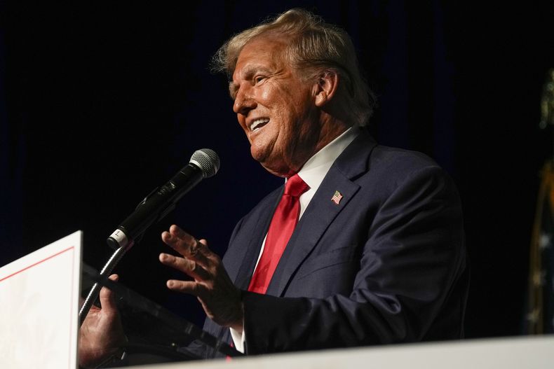 El candidato presidencial republicano y expresidente Donald Trump habla el 11 de octubre de 2023 en el centro de convenciones del condado de Palm Beach en West Palm Beach, Florida. (AP Photo/Rebecca Blackwell)