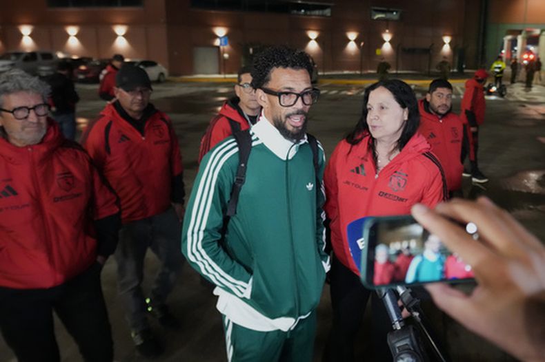 Vozinha, portero de Cabo Verde en el Mundial, habla con reporteros después de su llegada al aeropuerto de cara a su incorporación con Colo-Colo, el domingo 2 de agosto de 2026, en Santiago, Chile. (AP Foto/Esteban Felix)