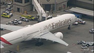 americateve | Un vuelo procedente de Dubai ha sido detenido en medio de la pista del aeropuerto logan de Boston debido a que cinco personas a bordo muestran extraños síntomas parecidos a los de una severa gripe.