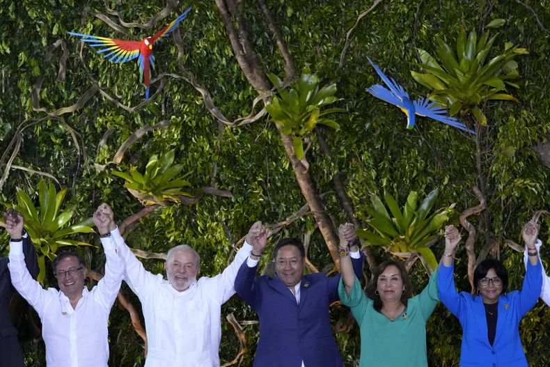 Mandatarios de países sudamericanos posan para la foto durante la Cumbre Amazónica en Belem, Brasil, 8 de agosto de 2023. De izquierda a derecha los presidentes Gustavo Petro, de Colombia; Luiz Inacio Lula Da Silva, de Brasil; Luis Arce, de Bolivia; Dina Boluarte, de Perú, y la vicepresidenta de Venezuela, Delcy Rodríguez. (AP Foto/Eraldo Peres)