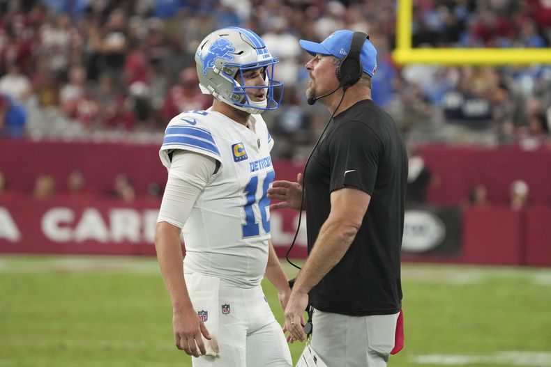 El quarterback de los Lions de Detroit, Jared Goff (16) conversa con el entrenador en jefe Dan Campbell durante la segunda mitad del juego de NFL, el domingo 22 de septiembre de 2024, en Glendale, Arizona. (AP Foto/Rick Scuteri)