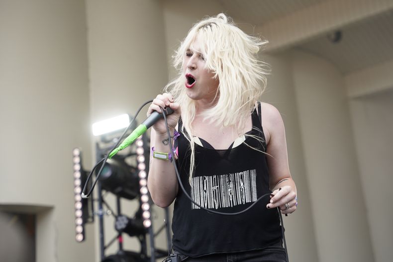ARCHIVO - Laura Les de 100 Gecs durante su presentación en el primer día del Festival Lollapalooza en Chicago el 28 de julio de 2022. Dumbest Girl Alive de 100 Gecs fue nombrada como una de las canciones del año por The Associated Press. (Foto Rob Grabowski/Invision/AP, archivo)