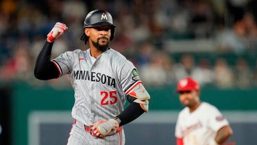 Byron Buxton, de los Mellizos de Minnesota, recorre las bases luego de conectar un jonrón de tres carreras ante los Nacionales de Washington, el martes 5 de mayo de 2026 (AP Photo/Jess Rapfogel)