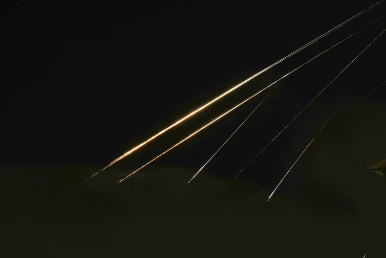 Estelas de proyectiles iluminan el cielo visto desde el norte de Israel, el sábado 14 de junio de 2025. (AP Foto/Ariel Schalit)