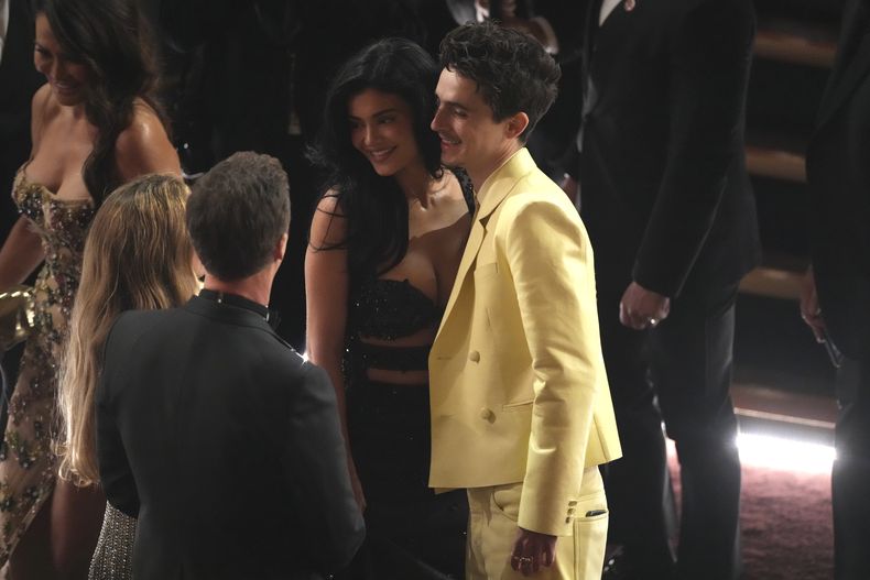 Shauna Robertson, de izquierda a derecha, Edward Norton, Kylie Jenner y Timothée Chalamet conversan entre el público durante los Oscar el domingo 2 de marzo de 2025 en el Dolby Theatre de Los Ángeles. (Foto AP/Chris Pizzello)