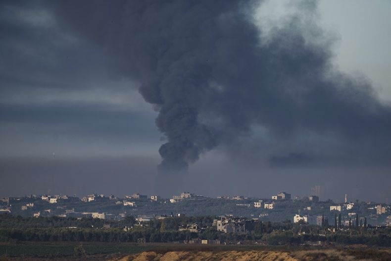 Una columna de humo señala el lugar donde se produjo un bombardeo israelí en la Franja de Gaza, vista desde el sur de Israel, el 15 de diciembre de 2023. (AP Foto/Leo Correa)
