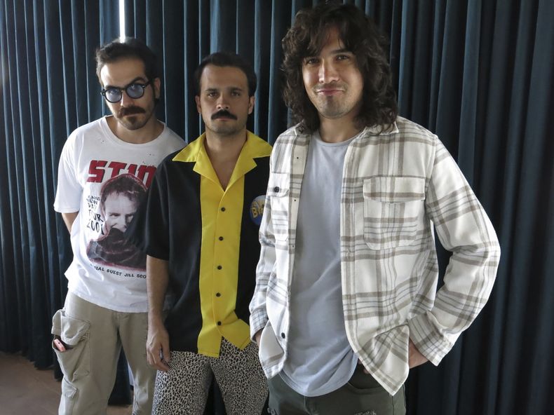 Los integrantes de la banda mexicana Midnight Generation, Samuel Márquez, de izquierda a derecha, Fernando Mares y Luis Carlos Balderrama, posan para un retrato en la Ciudad de México el 28 de septiembre de 2023. (Foto AP/Berenice Bautista)