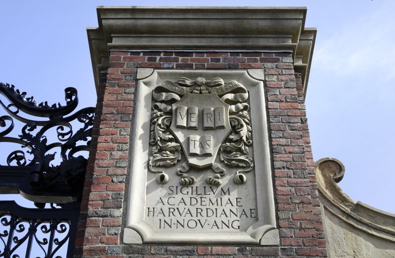 ARCHIVO – Una escultura en relieve en una de las puertas de entrada de la Universidad de Harvard, en Cambridge, Massachusetts, el 13 de marzo de 2016. (AP Foto/Steven Senne, Archivo)