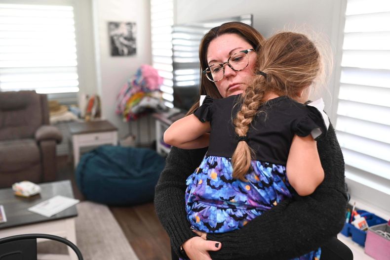 Jennifer Bittner con su hija de 6 años Amelia en su casa en Pflugerville, Texas, el 29 de octubre del 2025. (AP foto/Jack Myer)
