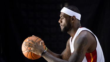 americateve | El jugador del Heat de Miami, LeBron James, posa para una foto el lunes, 30 de septiembre de 2013, en Miami. (AP Photo/J Pat Carter)