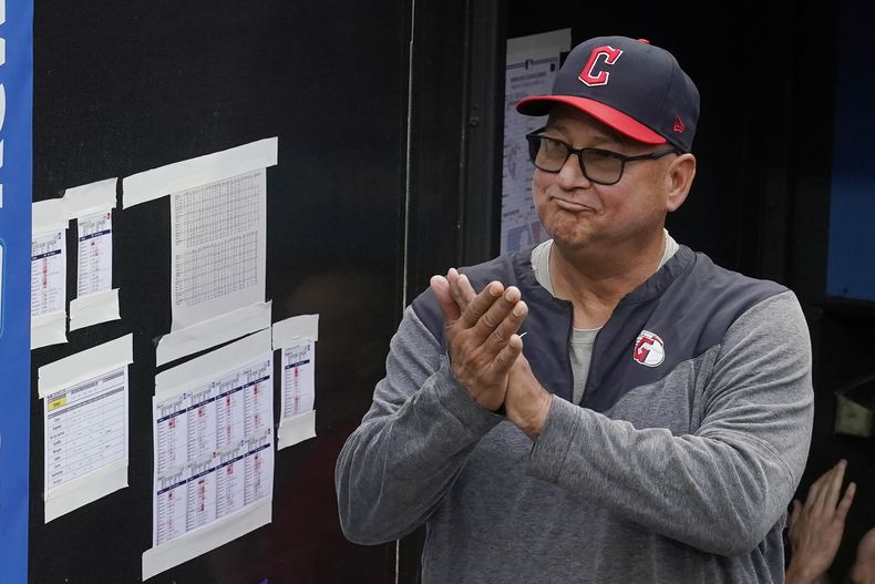 ARCHIVO - El manager Terry Francona, de los Guardianes de Cleveland, aplaude durante un homenaje en video que se le rindió antes de enfrentar a los Rojos de Cincinnati, el miércoles 27 de septiembre de 2023 (AP Foto/Sue Ogrocki, archivo)