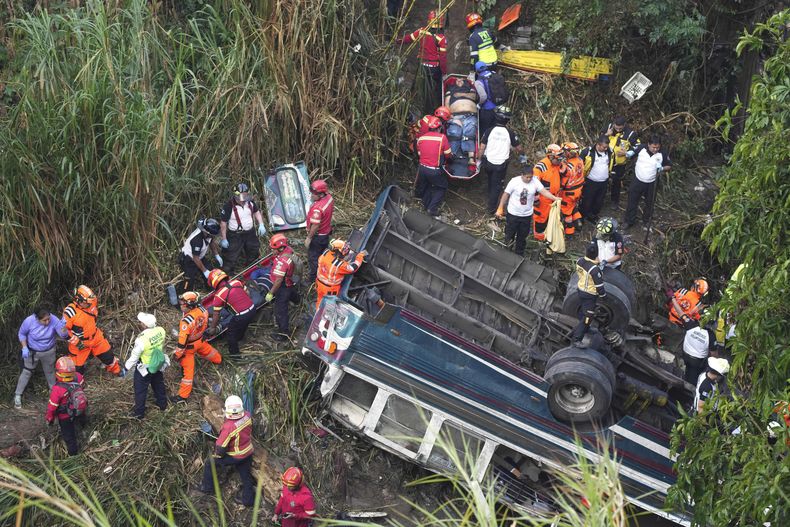 Los bomberos trabajan en el lugar donde un autobús cayó de un puente en las afueras de la Ciudad de Guatemala, el lunes 10 de febrero de 2025. (Foto AP/Moisés Castillo)