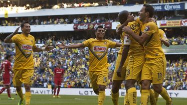 americateve | El colombiano Aquivaldo Mosquera, del Am&eacute;rica de M&eacute;xico, segundo desde la derecha, celebra con sus compa&ntilde;eros luego de anotar ante el Toluca durante la semifinal del f&uacute;tbol mexicano, el domingo 8 de diciembre de 2013, en Ciudad