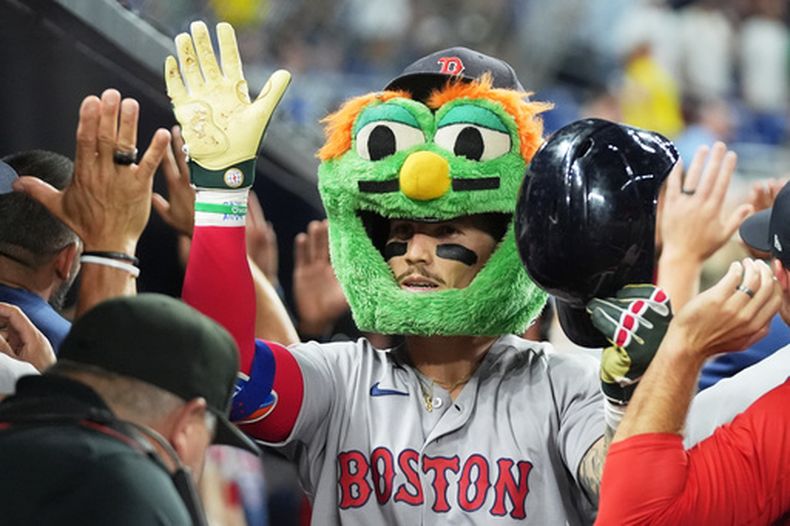 El mexicano Jaren Durán, de los Medias Rojas de Boston, festeja en la cueva luego de batear un grand slam en la 11ma entrada del juego del martes 25 de agosto de 2026 ante los Marlins de Miami (AP Foto/Lynne Sladky)