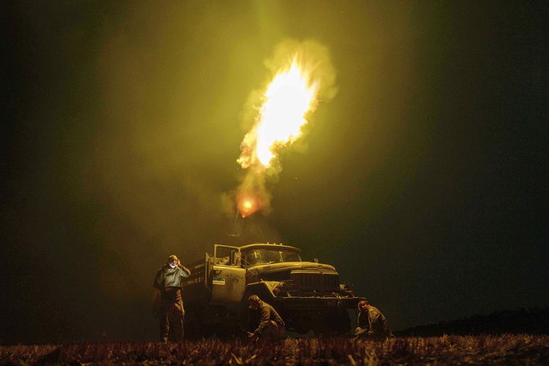 Soldados ucranianos de la unidad de defensa aérea de la 59ª brigada disparan contra drones de ataque rusos en la región de Dnipropetrovsk, Ucrania, el domingo 10 de agosto de 2025. (AP Foto/Evgeniy Maloletka)