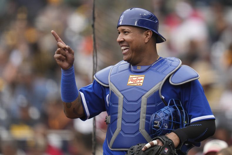 El receptor de los Reales de Kansas City, Salvador Pérez, bromea en la primera entrada del partido contra los Padres de San Diego, en San Diego, el miércoles 17 de mayo de 2023. (AP Foto/Gregory Bull)