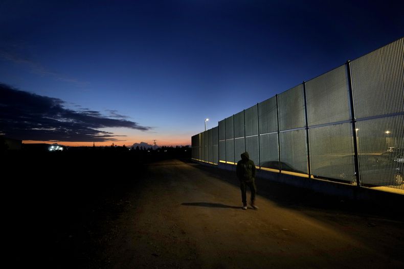 La cerca en torno al centro de recepción de migrantes en Kokkinotrimithia, cerca de Nicosia, Chipre, el 24 de enero del 2024. (AP foto/Petros Karadjias)