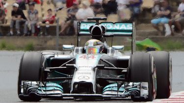 americateve | El piloto brit&aacute;nico de Mercedes Lewis Hamilton conduce su auto durante el Gran Premio de Espa&ntilde;a de F&oacute;rmula Uno, en el circuito de Montmelo, cerca de Barcelona, Espa&ntilde;a, el domingo 11 de mayo de 2014. Hamilton gan&oacute; la carr