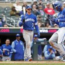 El venezolano Edward Olivares anota la carrera de la victoria de los Reales de Kansas City ante los Mellizos de Minnesota, el sábado 29 de abril de 2023 (AP Foto/Bruce Kluckhohn)
