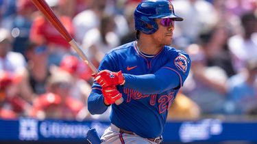 El dominicano de los Mets de Nueva York Juan Soto batea un sencillo remolcador en la sexta entrada ante los Filis de Filadelfia el domingo 19 de julio del 2026. (AP Foto/Chris Szagola)