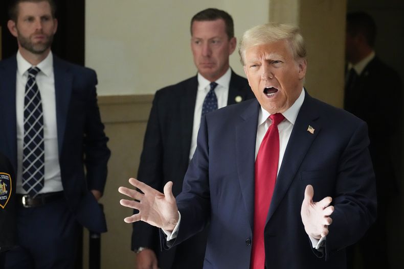 El expresidente Donald Trump habla con miembros de la prensa durante un descanso en su juicio civil de fraude empresarial en la Corte Suprema de Nueva York, el martes 3 de octubre de 2023, en Nueva York. (AP Foto/Mary Altaffer)