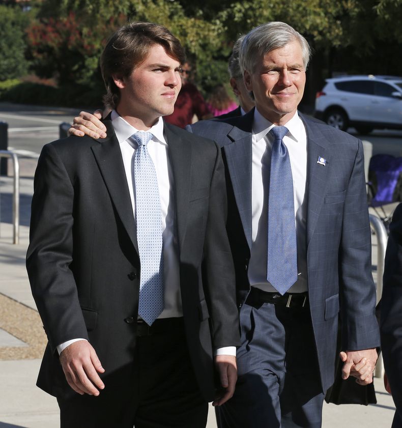 El ex gobernador de Virginia, Bob McDonnell, derecha, llega al juzgado federal con su hijo Bobby, martes 2 de septiembre de 2014. El juicio p&uacute;blico por corrupci&oacute;n al ex gobernador de Virginia Bob McDonnell y su esposa Maureen ha entrado en l