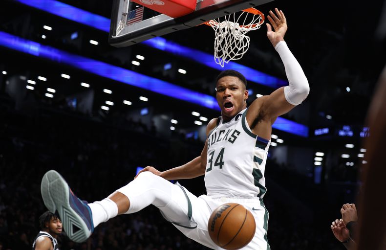Giannis Antetokounmpo (34), de los Bucks de Milwaukee, reacciona después de retacar el balón en contra de los Nets de Brooklyn durante la segunda mitad del baloncesto de la NBA, el lunes 6 de noviembre de 2023, en Nueva York. (AP Foto/Noah K. Murray)