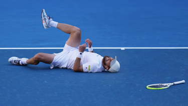 un episodio de resistencia y determinacion en el australian open: corentin moutet enfrenta adversidades en la cancha