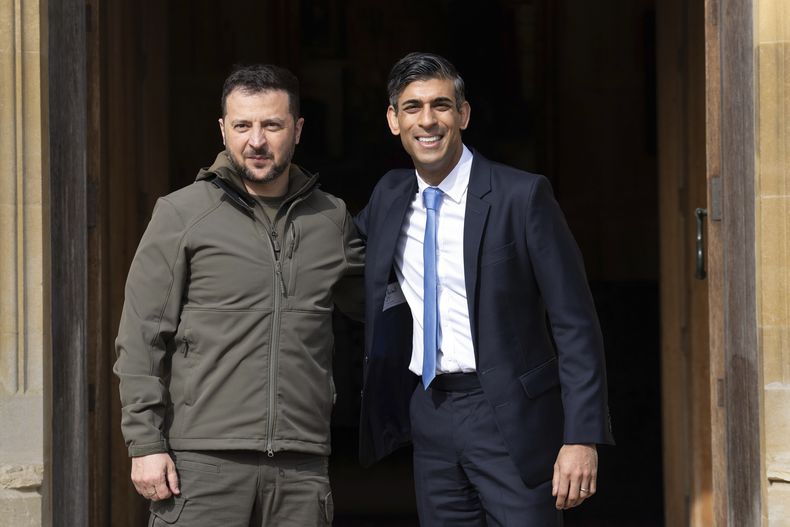 El primer ministro británico, Rishi Sunak, a la derecha, recibe al presidente de Ucrania, Volodymyr Zelenskyy, tras su llegada a la residencia de Chequers, en Aylesbury, Inglaterra, el lunes 15 de mayo de 2023. Zelenskyy viajó a Gran Bretaña dentro de su gira europea. (Carl Court/Pool via AP)