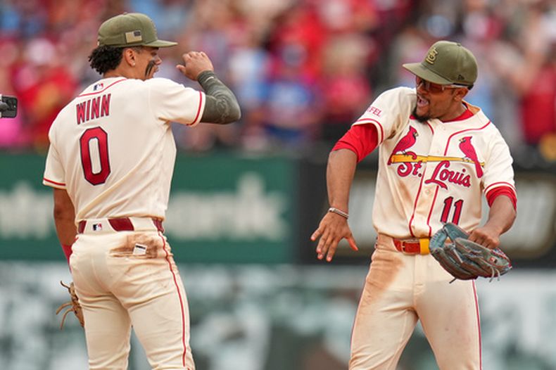 Masyn Winn (0) y Victor Scott II (11), de los Cardenales de San Luis, celebran la victoria sobre los Reales de Kansas City en un partido de béisbol el sábado 16 de mayo de 2026, en San Luis. (Foto AP/Jeff Roberson)