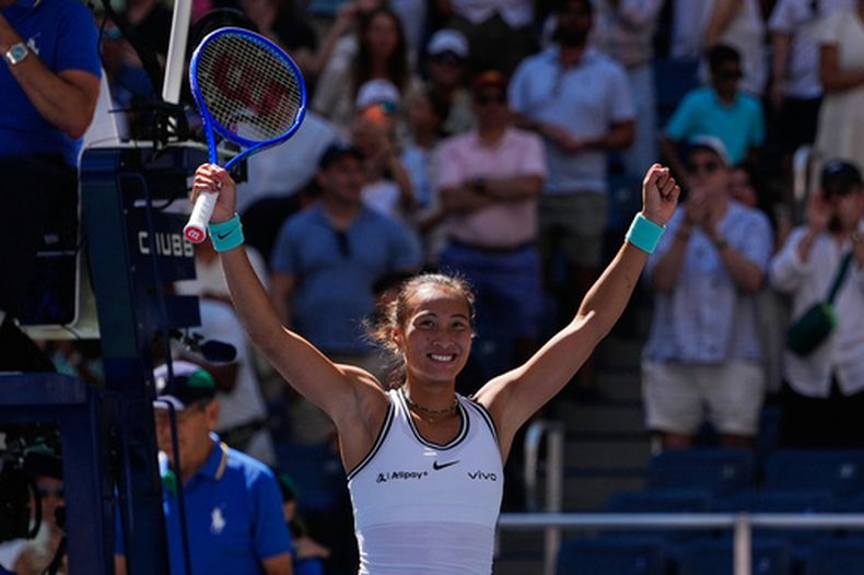 Qinwen Zheng celebra tras vencer a Iga Swiatek en los octavos de final del US Open, el lunes 7 de septiembre de 2026, en Nueva York. (AP Foto/Seth Wenig)