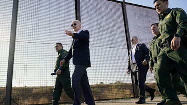 ARCHIVO - El presidente Joe Biden recorre una franja de la frontera de Estados Unidos con México en El Paso, Texas, el 8 de enero de 2023. (AP Foto/Andrew Harnik, Archivo)