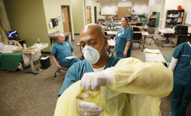 El gobernador Rick Scott pidió a los CDC un centenar de trajes de protección individual y una treintena de unidades para realizar las pruebas del virus, aunque sólo ha recibido tres hasta el momento