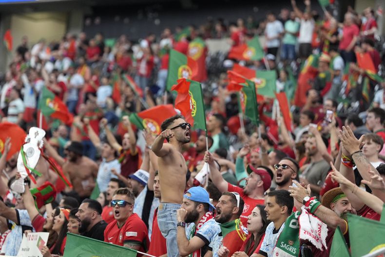 Aficionados portugueses alientan a su selección en el encuentro de octavos de final de la Eurocopa ante Eslovenia el lunes primero de julio del 2024. (AP Foto/Ariel Schalit)