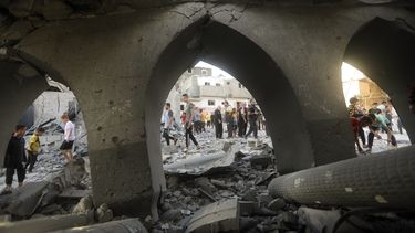 Palestinos inspeccionan los daños en una mezquita destruida tras un ataque israelí en un campo de refugiados en Jan Yunis, en el sur de la Franja de Gaza, el 8 de noviembre de 2023. (AP Foto/Mohammed Dahman)
