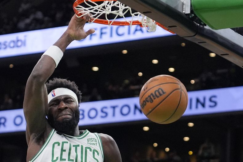 Neemias Queta, pívot de los Celtics de Boston, realiza una clavada durante el encuentro del miércoles 17 de enero de 2024, ante los Spurs de San Antonio (AP Foto/Charles Krupa)