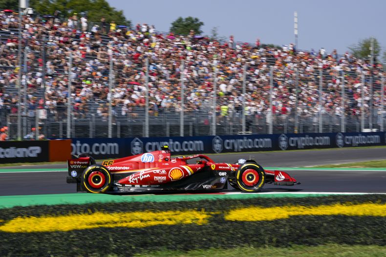 El español Carlos Sainz de Ferrari maniobra su auto en la primera práctica antes del Gran Premio de Italia en Monza el viernes 30 de agosto del 2024.(AP Foto/Luca Bruno)