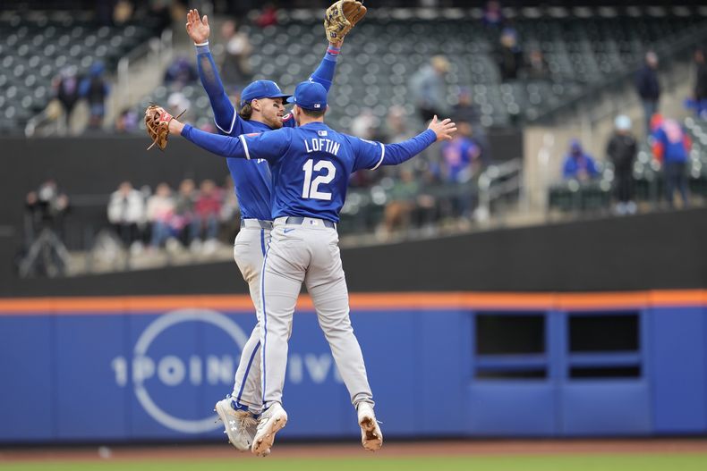 Nick Loftin (12) y Bobby Witt Jr., de los Reales de Kansas City, celebran después de derrotar a los Mets de Nueva York en el juego de béisbol, el sábado 13 de abril de 2024, en Nueva York. Los Reales ganaron 11-7. (AP Foto/Mary Altaffer)