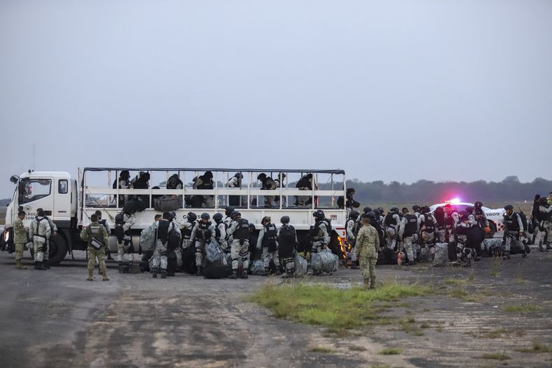 Guardias nacionales mexicanos se preparan para abordar un avión en el Aeropuerto Internacional de Mérida, México, el martes 4 de febrero de 2025, para viajar al norte y reforzar la frontera del país con Estados Unidos. (Foto AP/Martín Zetina)